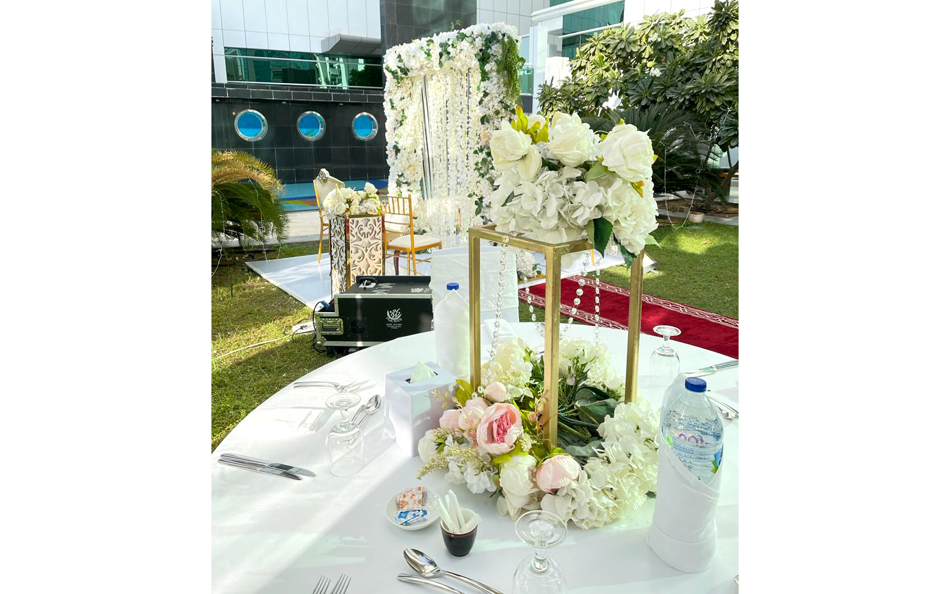 Gold Frame Wedding Decor