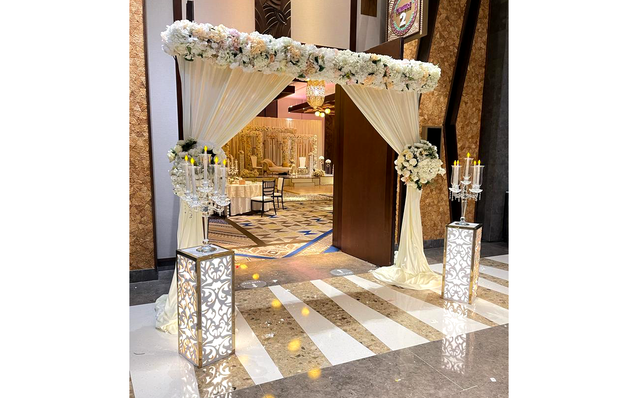 Gold Frame Wedding Decor